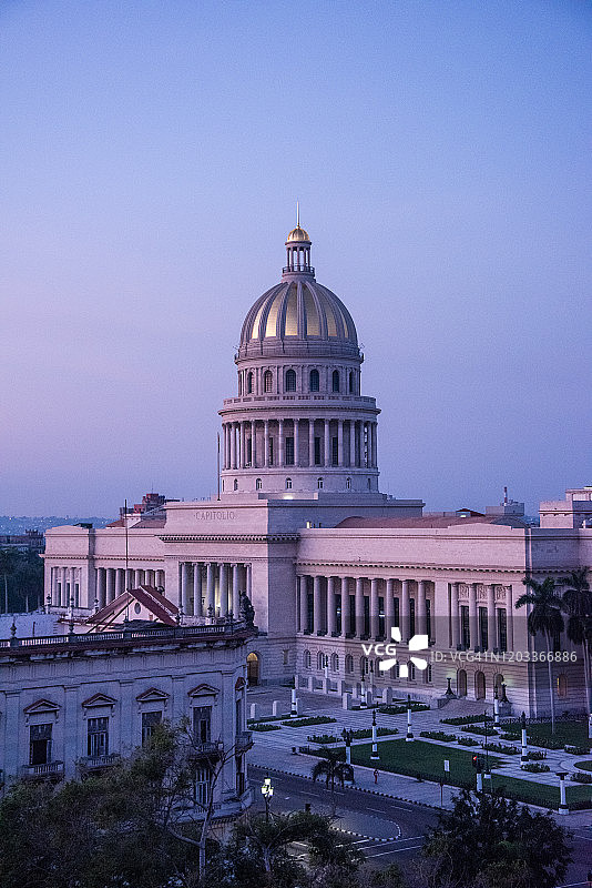黎明时分的哈瓦那国家国会大厦图片素材