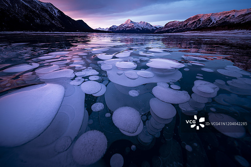 冰泡和亚伯拉罕湖的日出图片素材