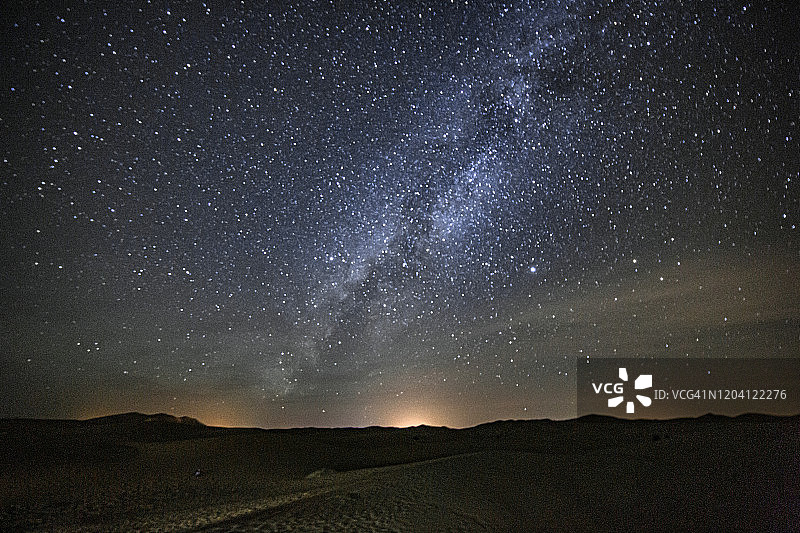 银河系和星夜在非洲摩洛哥著名的撒哈拉沙漠上空闪耀图片素材