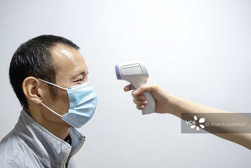一个感冒病人正在量体温图片素材
