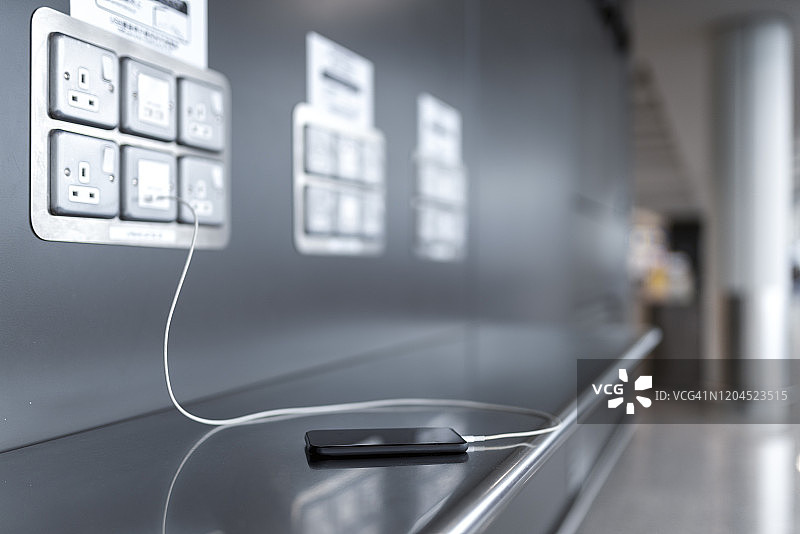 智能手机在机场充电图片素材