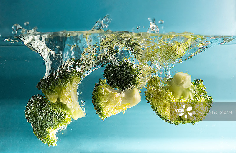 新鲜的花椰菜掉进水里图片素材