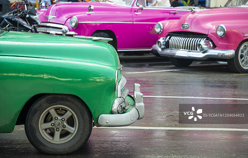 五颜六色的美国老爷车细节在哈瓦那的街道上，古巴图片素材
