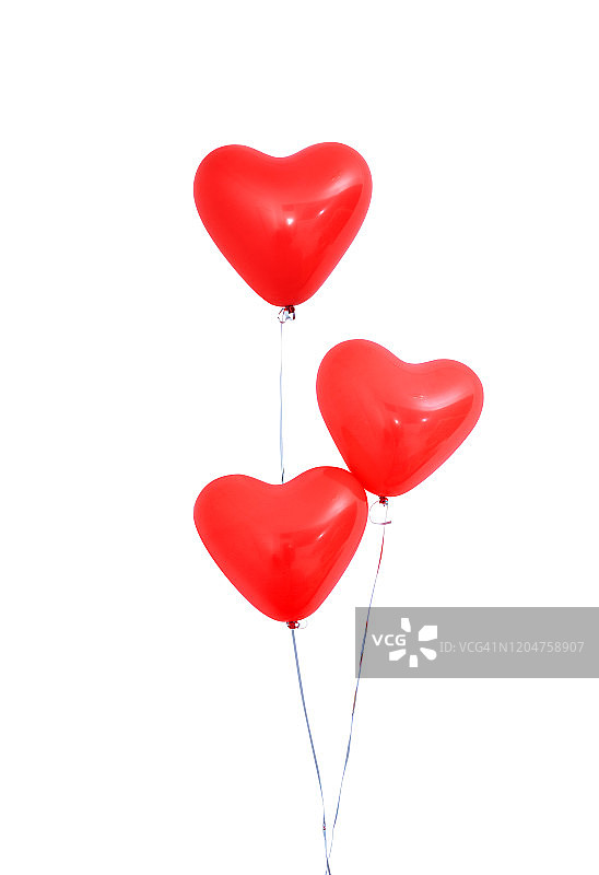 红色的心形氦气球孤立在白色的背景与绳索派对的设计理念。图片素材