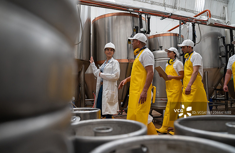 在啤酒厂接受培训的一组新操作人员图片素材