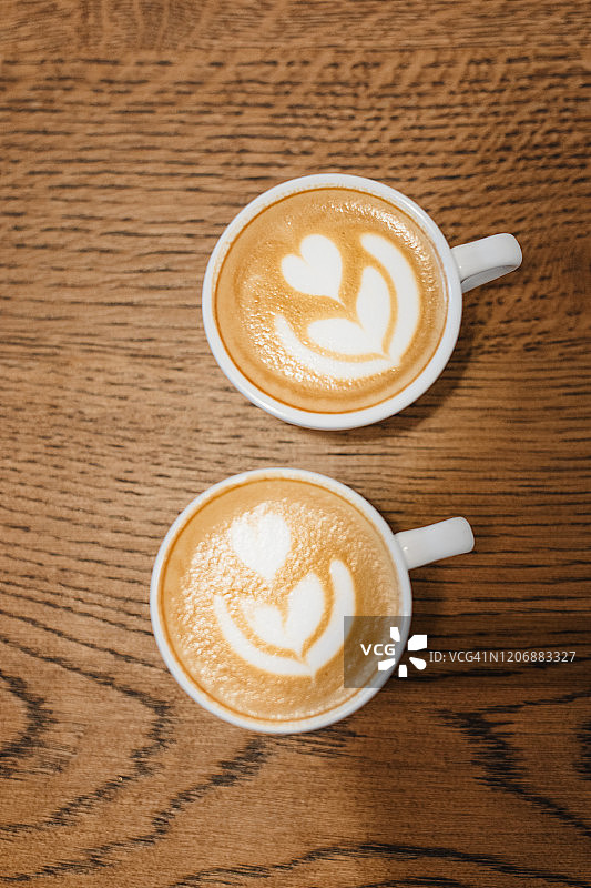 两家咖啡馆的俯视图，上面画着一幅牛奶画图片素材