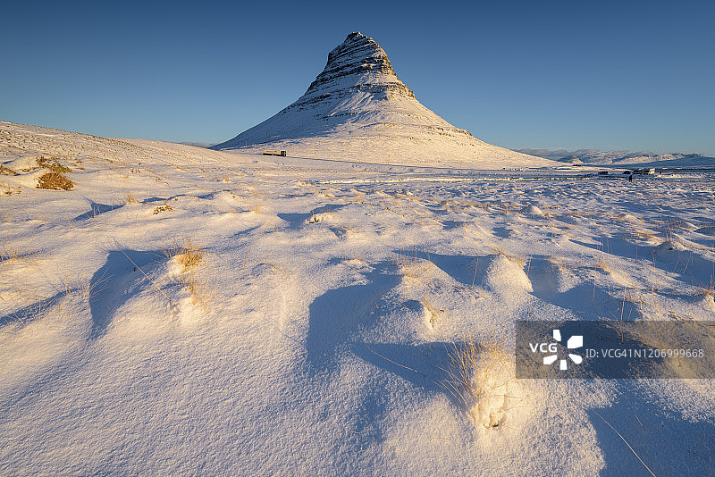冰岛，snaefellness半岛，冬天美丽的Kirkjufell山的日出景象图片素材