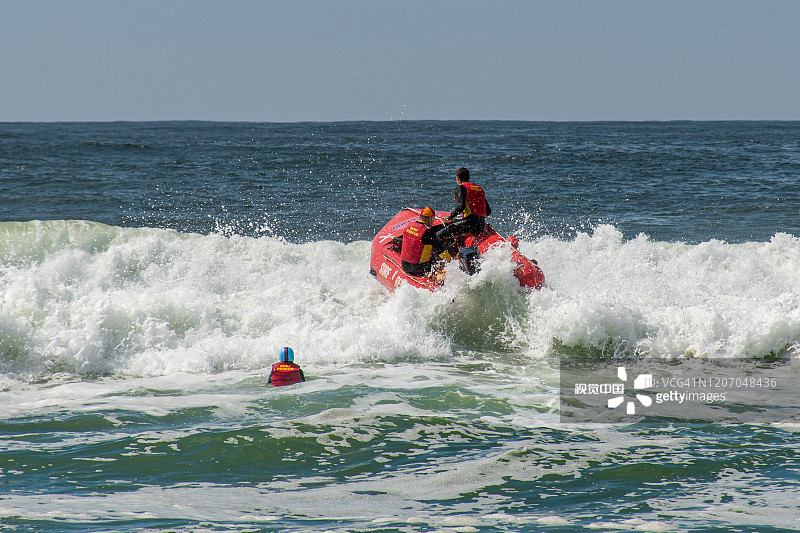 澳大利亚克罗努拉正在进行冲浪救生训练。澳大利亚新南威尔士州旺达海滩，冲浪救援船在海浪中跳跃。图片素材