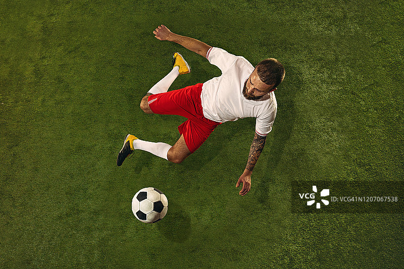 俯视白人足球或足球运动员在绿色草地的背景图片素材