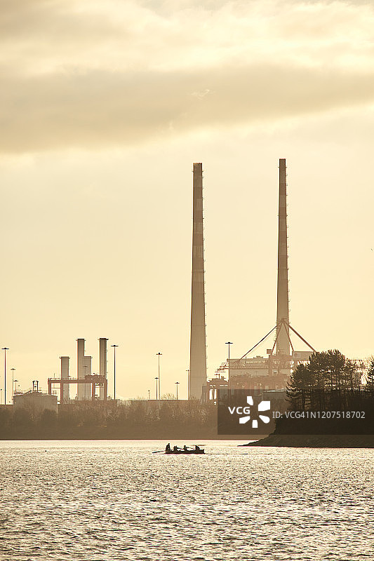 爱尔兰都柏林市的Poolbeg烟囱图片素材
