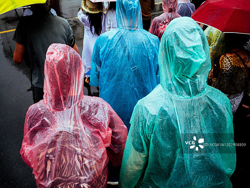人们在雨天穿一次性雨衣图片素材