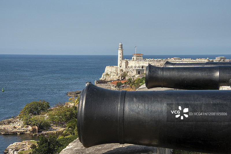 在古巴哈瓦那，圣查尔斯堡的大炮和莫罗城堡的背景图片素材