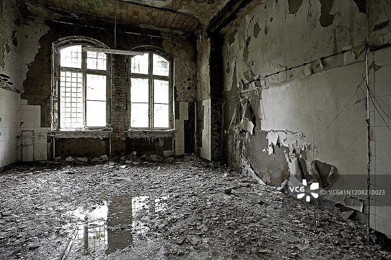 房间在一个废弃的建筑中，条件很差图片素材