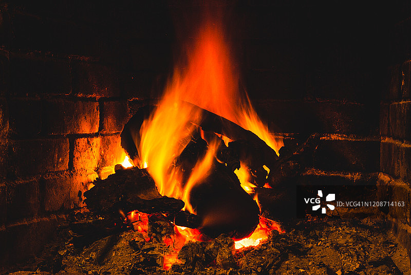 在壁炉里燃烧木柴图片素材