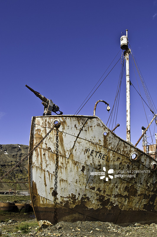 南乔治亚岛古利特维肯的捕鲸船“海燕”号的残骸。图片素材
