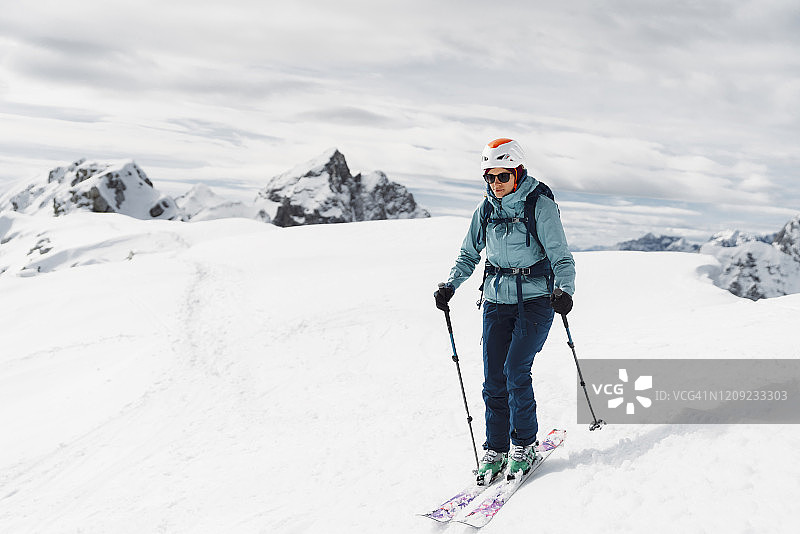 在雪地上寻找冒险的免费滑雪者图片素材
