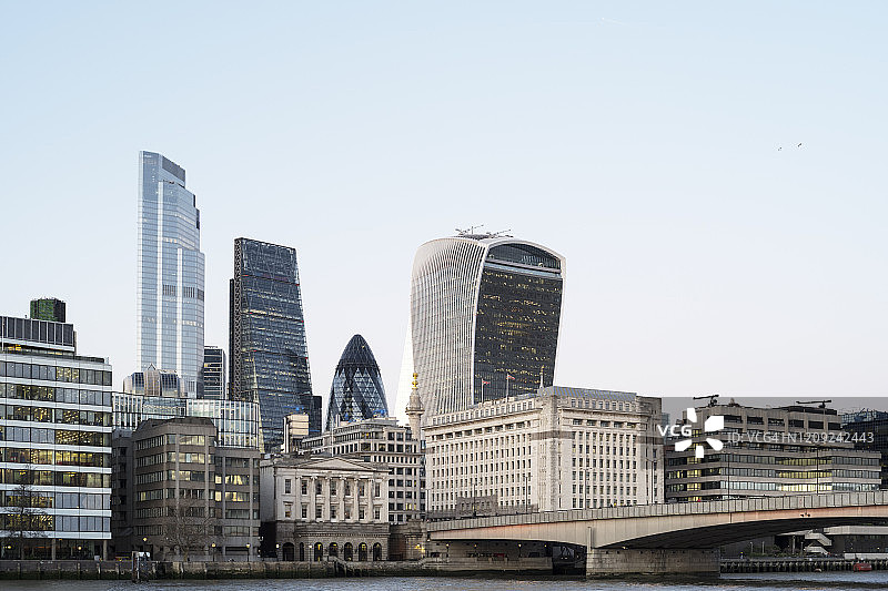 现代伦敦天际线和金融区图片素材