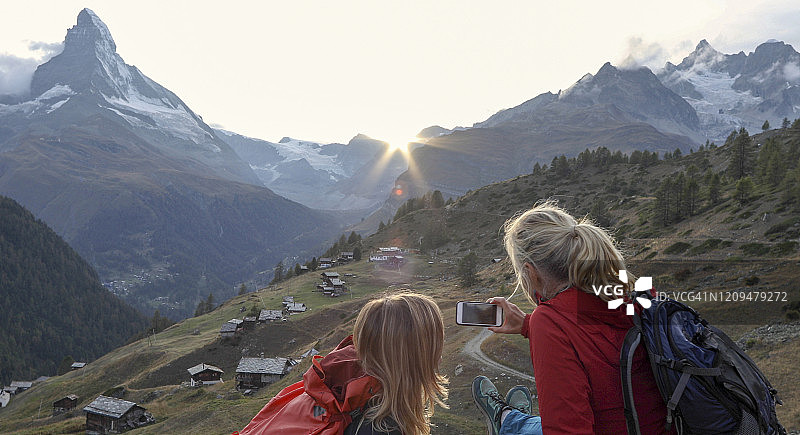 女性徒步旅行者在高山环境中放松图片素材