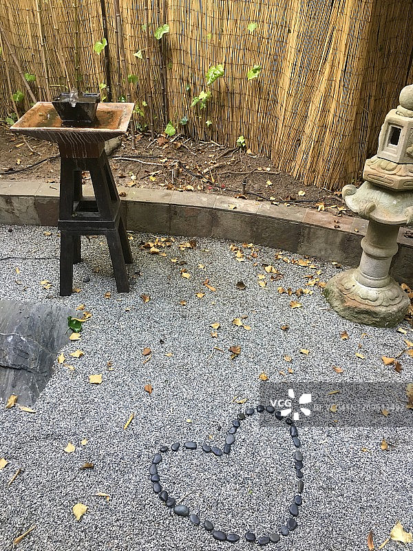 禅宗花园中石头呈心形图片素材