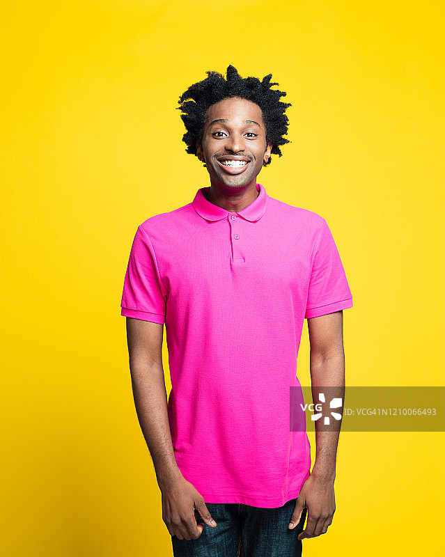 彩色肖像快乐的年轻人穿着粉红色polo衫图片素材