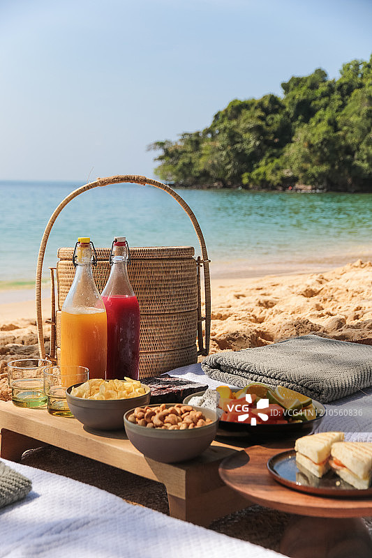 海滩野餐在海边小吃，水果和果汁饮料图片素材