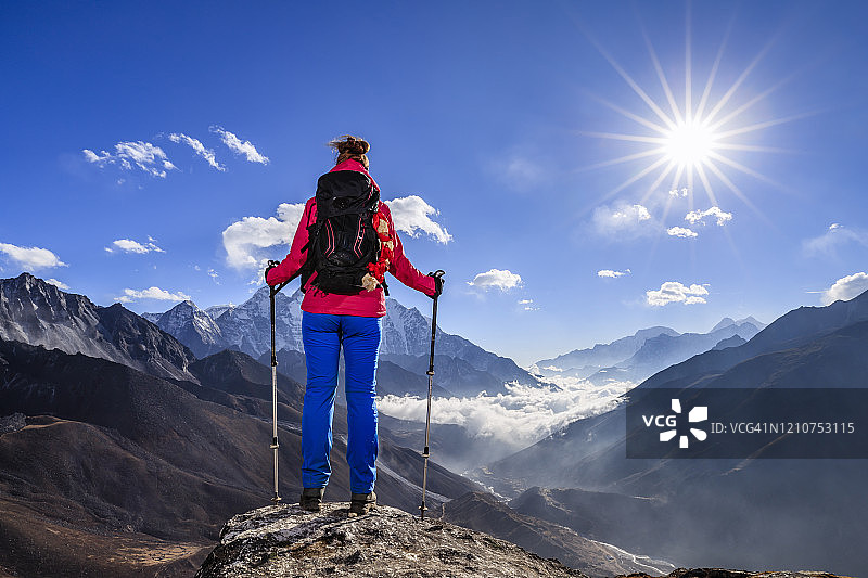 在喜马拉雅山的埃佛勒斯峰国家公园，一名女子在山顶欣赏风景，图片素材
