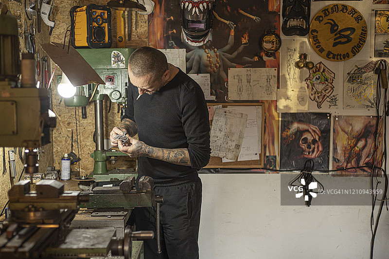 纹身艺术家在他的工作室图片素材
