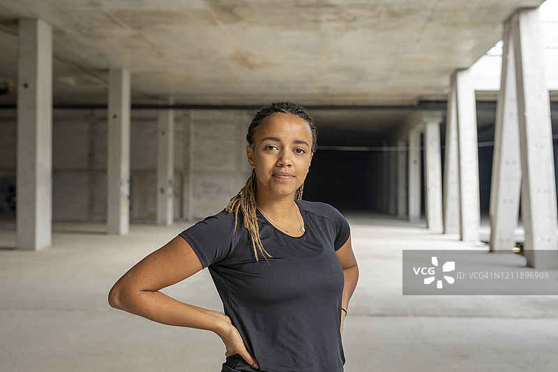一个废弃建筑里的年轻女运动员的肖像图片素材