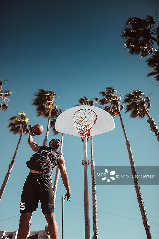 投篮的篮球运动员图片素材