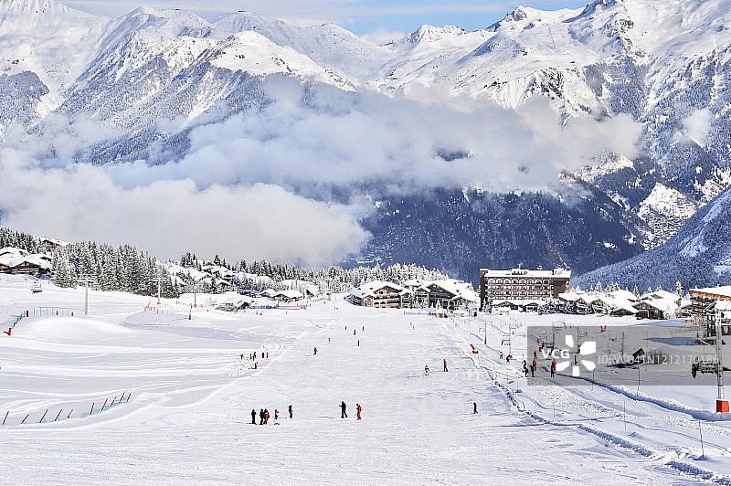 滑雪场与滑雪的人在宽阔的滑雪坡图片素材