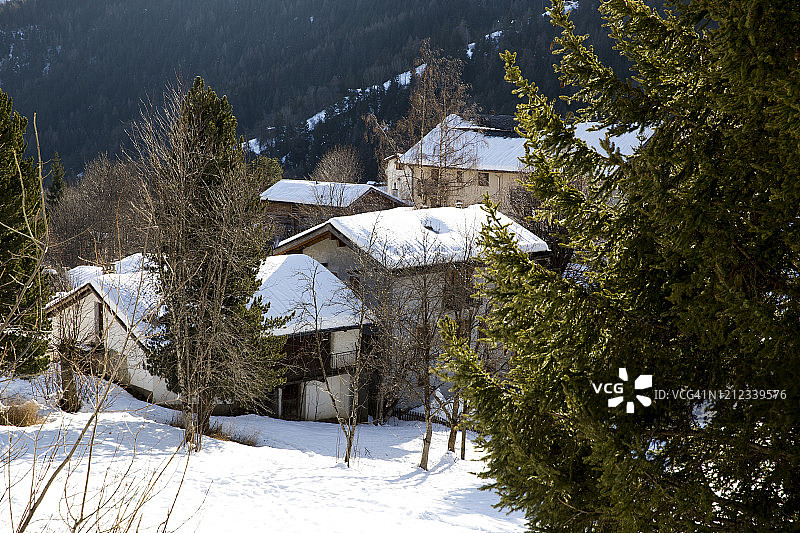 瑞士的奥夫龙纳兹村被雪覆盖图片素材