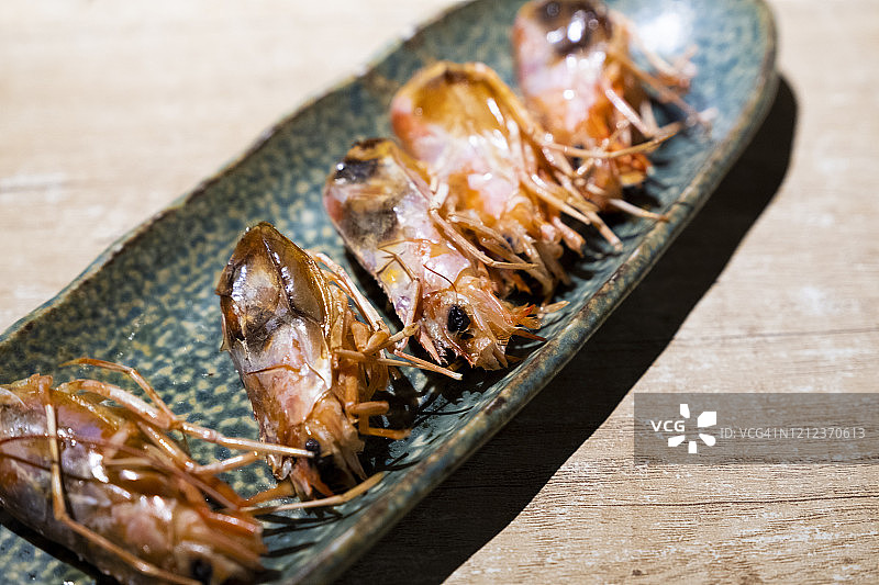传统的日本料理，烤日本虾头和炸虾头图片素材