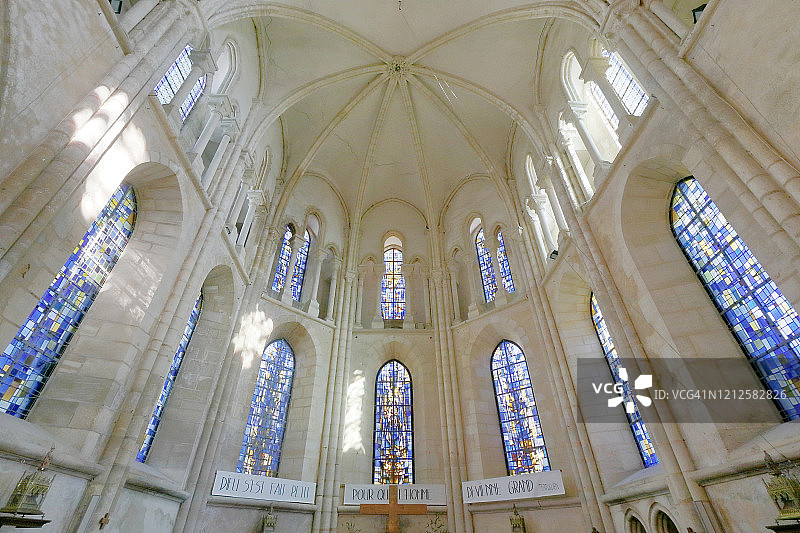 法国Villeneuve le Comte教堂内部的景色图片素材