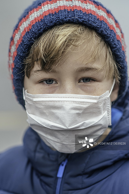 小男孩戴着医用防护口罩图片素材