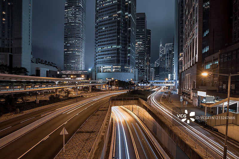 灯火通明的摩天大楼和城市街道图片素材