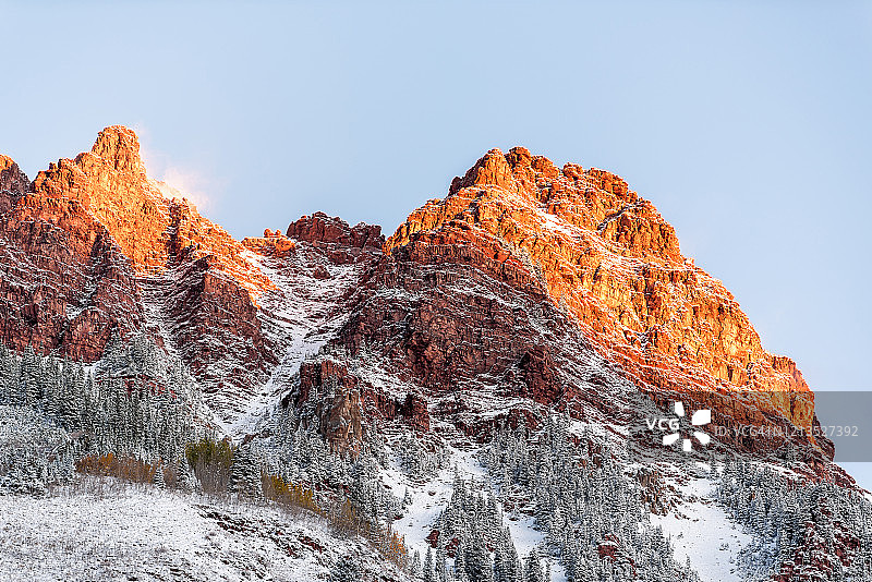 栗色铃铛红麋鹿山崎岖的公园景观与阳光在阿斯彭，科罗拉多州与岩石山和雪与冬季雾云覆盖的特写图片素材