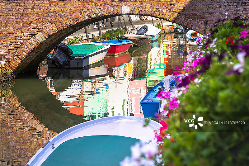 意大利威尼斯，色彩斑斓的布拉诺岛水上运河上的桥图片素材