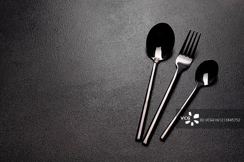 一套为用餐准备的餐具与黑色的拷贝空间图片素材