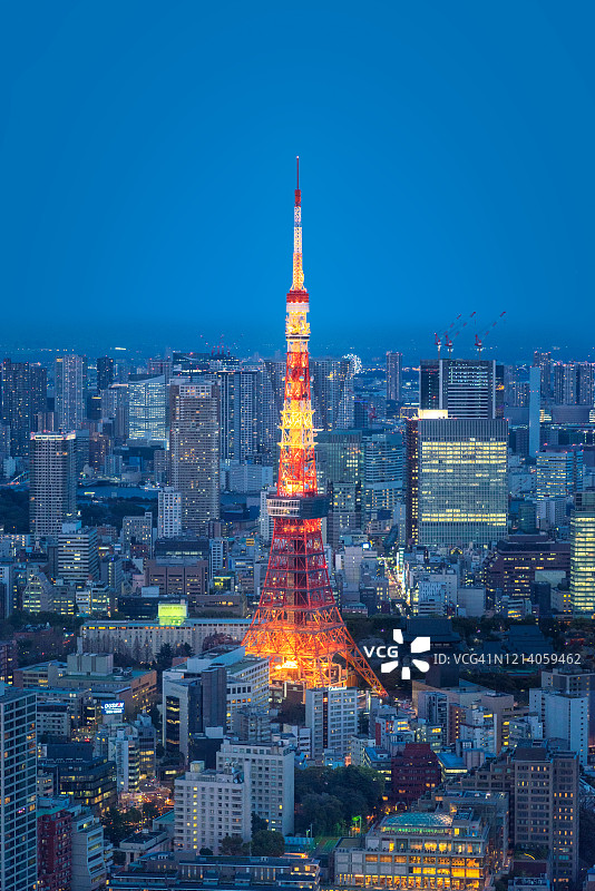 日落时分东京塔的东京天际线。日本图片素材