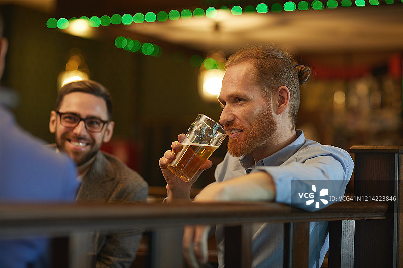 和朋友喝啤酒的男人图片素材