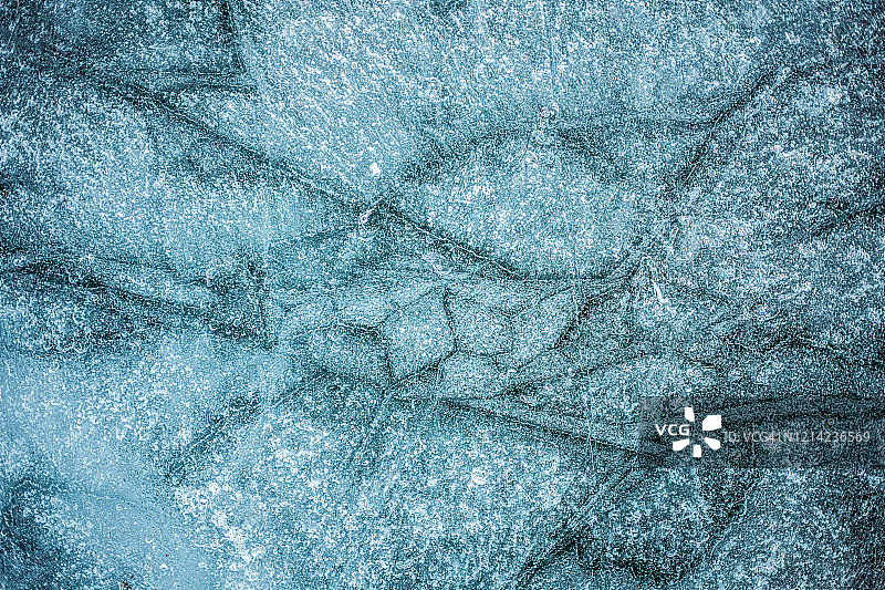 冰湖上的裂缝图片素材