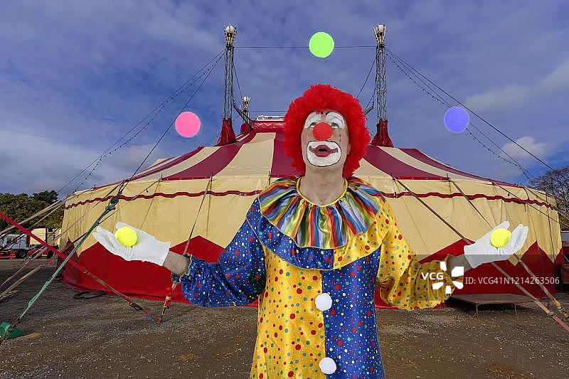 蒙太奇，马戏团帐篷与小丑杂耍，德国图片素材
