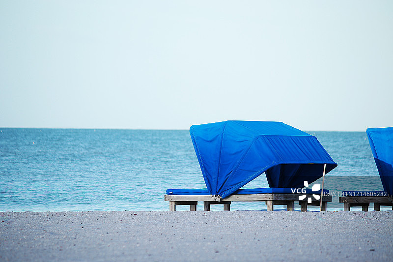 北雷丁顿海滩上一个无人居住的鲜艳蓝色小屋。图片素材