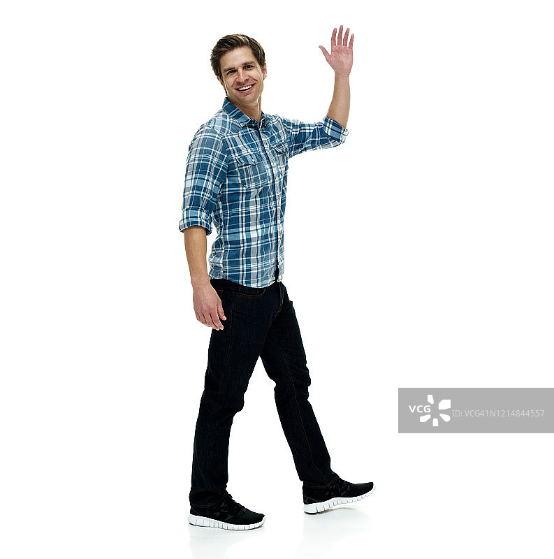白人男性穿着裤子走在白色背景前图片素材