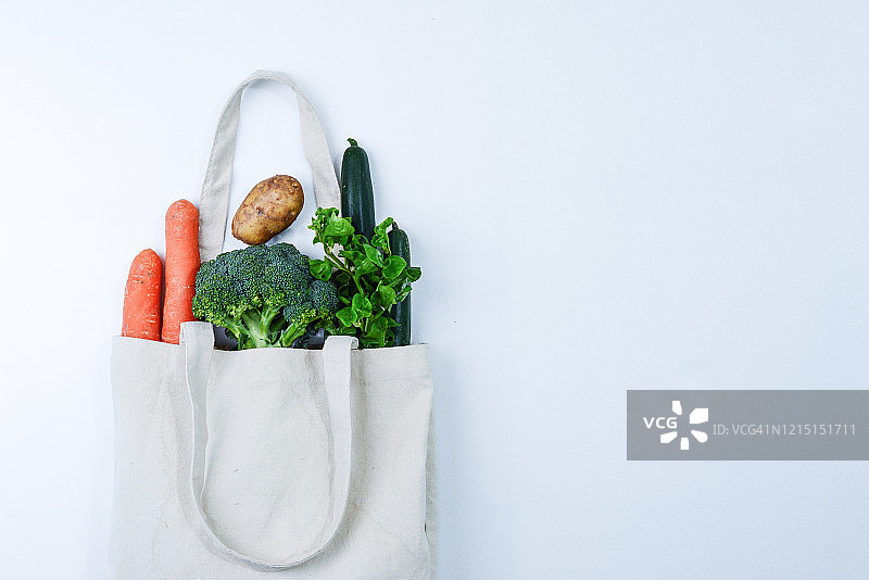 新鲜蔬菜和棉质帆布可重复使用购物袋图片素材