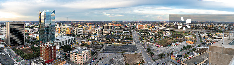鸟瞰图的市中心圣安东尼奥和高速公路在清晨图片素材