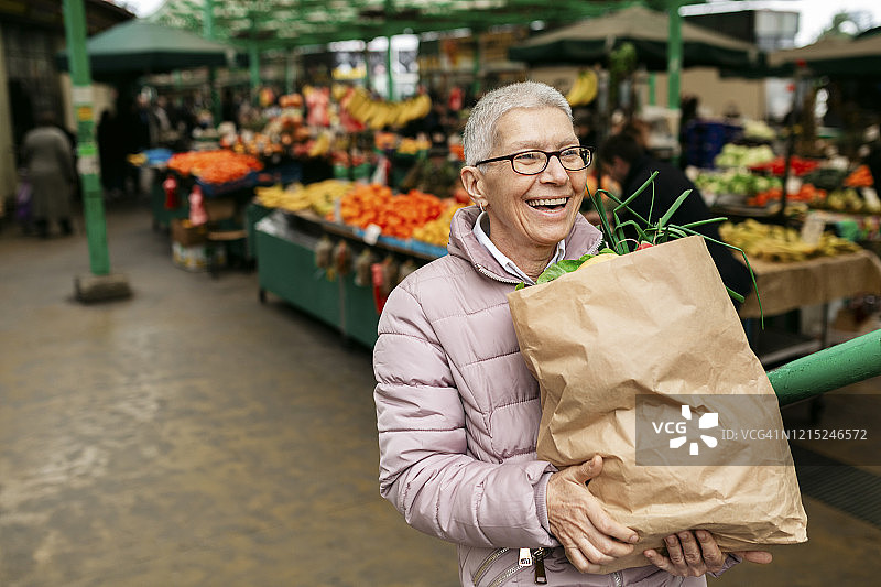 一位老妇人在农贸市场购物图片素材