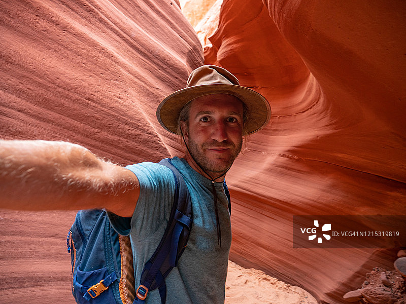 一名年轻人在美国羚羊峡谷自拍图片素材
