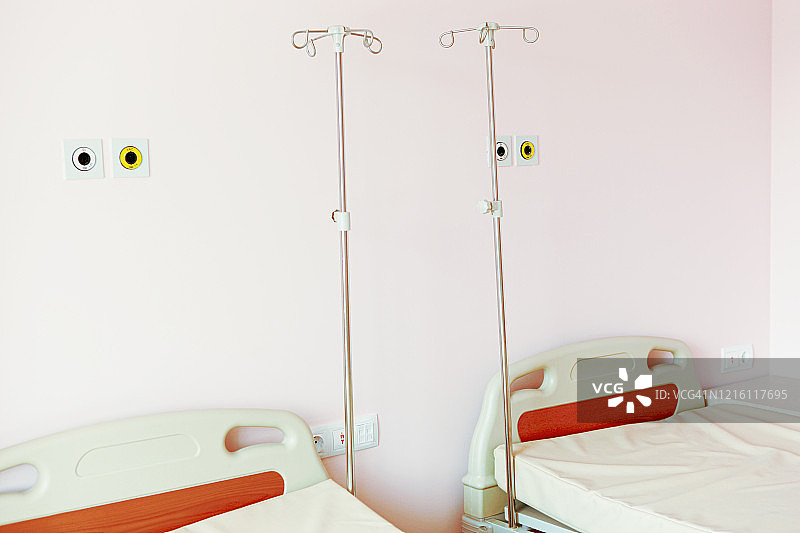 现代医院的房间。医院床位整洁，现代化。空病房内部。图片素材