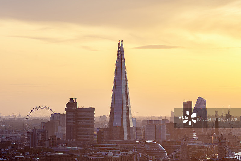 日落时分俯瞰伦敦城市天际线图片素材